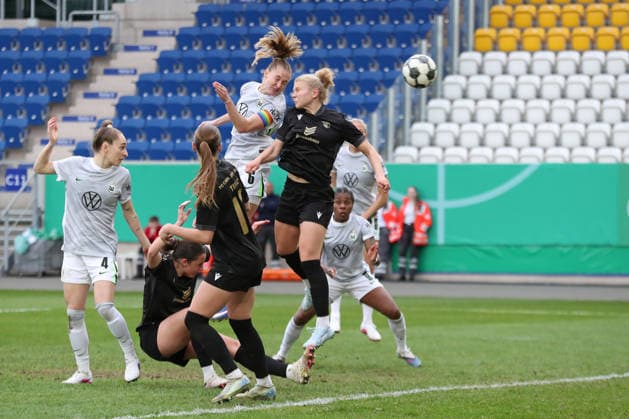 DFB-Pokal Frauen: FC Carl Zeiss Jena - VfL Wolfsburg; 05.04.26 Kapitänin Janina Minge (6, VfL Wolfsburg) gegen Fiona Gaißer (22, Carl Zeiss Jena) im Kopfball-Duell. Fußball, DFB-Pokal Frauen, Halbfinale: FC Carl Zeiss Jena vs. VfL Wolfsburg am 05.04.26 im Ernst-Abbe-Sportfeld ad hoc arena, Jena. DFL REGULATIONS PROHIBIT ANY USE OF PHOTOGRAPHS AS IMAGE SEQUENCES AND OR QUASI-VIDEO. Copyright: xBEAUTIFULxSPORTS JanxKaeferx