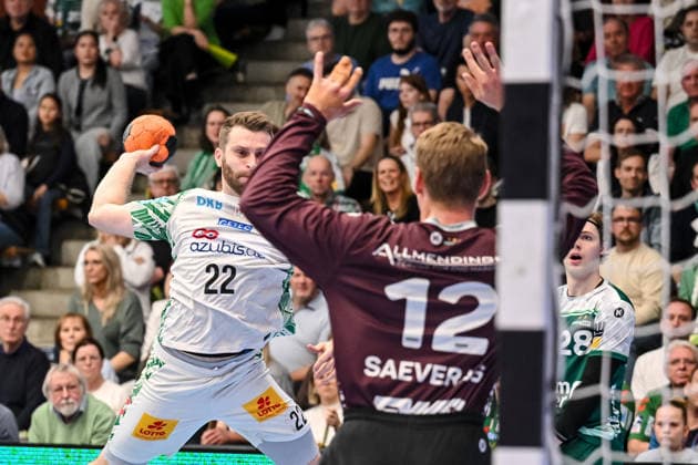 Goeppingen, Deutschland, 05.04.26: Lukas Mertens (SC Magdeburg) und Torwart Kristian Saveras (FRISCH AUF! Goeppingen) im Zweikampf waehrend des Daikin Handball Bundesliga Spiels zwischen FRISCH AUF! Goeppingen vs SC Magdeburg in der EWS Arena am 05. April 2026 in Goeppingen, Deutschland. (Foto von Harry Langer DeFodi Images) Goeppingen, Germany, 05.04.26: Lukas Mertens (SC Magdeburg) und Torwart Kristian Saveras (FRISCH AUF! Goeppingen) battle for the ball during the Daikin Handball Bundesliga match between FRISCH AUF! Goeppingen vs SC Magdeburg at EWS Arena on April 5, 2026 in Goeppingen, Germany. (Photo by Harry Langer DeFodi Images) (Photo by Harry Langer DeFodi Images) -