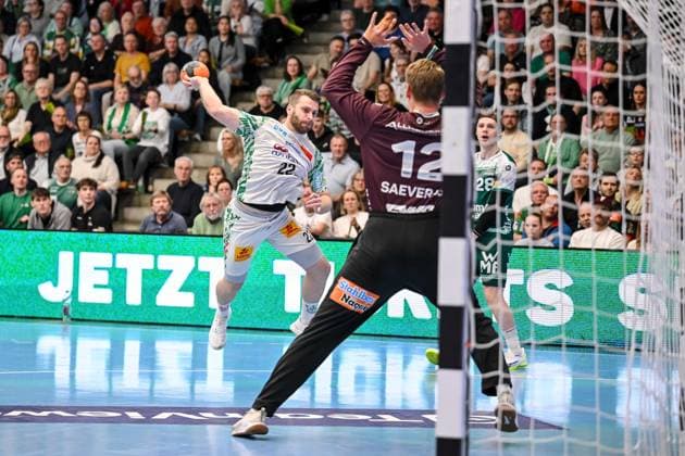 Goeppingen, Deutschland, 05.04.26: Lukas Mertens (SC Magdeburg) und Torwart Kristian Saveras (FRISCH AUF! Goeppingen) im Zweikampf waehrend des Daikin Handball Bundesliga Spiels zwischen FRISCH AUF! Goeppingen vs SC Magdeburg in der EWS Arena am 05. April 2026 in Goeppingen, Deutschland. (Foto von Harry Langer DeFodi Images) Goeppingen, Germany, 05.04.26: Lukas Mertens (SC Magdeburg) und Torwart Kristian Saveras (FRISCH AUF! Goeppingen) battle for the ball during the Daikin Handball Bundesliga match between FRISCH AUF! Goeppingen vs SC Magdeburg at EWS Arena on April 5, 2026 in Goeppingen, Germany. (Photo by Harry Langer DeFodi Images) (Photo by Harry Langer DeFodi Images) -