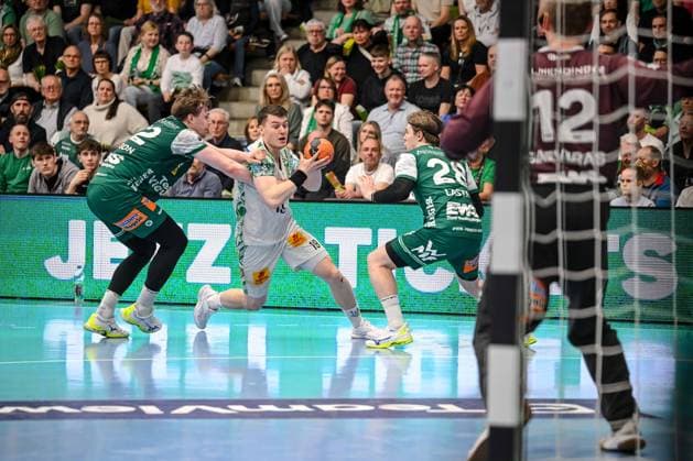 Goeppingen, Deutschland, 05.04.26: Erik Persson (FRISCH AUF! Goeppingen), Elvar Örn Jonsson (SC Magdeburg) und Franko Lastro (FRISCH AUF! Goeppingen) im Zweikampf waehrend des Daikin Handball Bundesliga Spiels zwischen FRISCH AUF! Goeppingen vs SC Magdeburg in der EWS Arena am 05. April 2026 in Goeppingen, Deutschland. (Foto von Harry Langer DeFodi Images) Goeppingen, Germany, 05.04.26: Erik Persson (FRISCH AUF! Goeppingen), Elvar Örn Jonsson (SC Magdeburg) und Franko Lastro (FRISCH AUF! Goeppingen) battle for the ball during the Daikin Handball Bundesliga match between FRISCH AUF! Goeppingen vs SC Magdeburg at EWS Arena on April 5, 2026 in Goeppingen, Germany. (Photo by Harry Langer DeFodi Images) (Photo by Harry Langer DeFodi Images) -