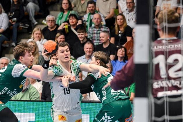 Goeppingen, Deutschland, 05.04.26: Erik Persson (FRISCH AUF! Goeppingen), Elvar Örn Jonsson (SC Magdeburg) und Franko Lastro (FRISCH AUF! Goeppingen) im Zweikampf waehrend des Daikin Handball Bundesliga Spiels zwischen FRISCH AUF! Goeppingen vs SC Magdeburg in der EWS Arena am 05. April 2026 in Goeppingen, Deutschland. (Foto von Harry Langer DeFodi Images) Goeppingen, Germany, 05.04.26: Erik Persson (FRISCH AUF! Goeppingen), Elvar Örn Jonsson (SC Magdeburg) und Franko Lastro (FRISCH AUF! Goeppingen) battle for the ball during the Daikin Handball Bundesliga match between FRISCH AUF! Goeppingen vs SC Magdeburg at EWS Arena on April 5, 2026 in Goeppingen, Germany. (Photo by Harry Langer DeFodi Images) (Photo by Harry Langer DeFodi Images) -