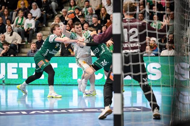 Goeppingen, Deutschland, 05.04.26: Erik Persson (FRISCH AUF! Goeppingen), Elvar Örn Jonsson (SC Magdeburg) und Franko Lastro (FRISCH AUF! Goeppingen) im Zweikampf waehrend des Daikin Handball Bundesliga Spiels zwischen FRISCH AUF! Goeppingen vs SC Magdeburg in der EWS Arena am 05. April 2026 in Goeppingen, Deutschland. (Foto von Harry Langer DeFodi Images) Goeppingen, Germany, 05.04.26: Erik Persson (FRISCH AUF! Goeppingen), Elvar Örn Jonsson (SC Magdeburg) und Franko Lastro (FRISCH AUF! Goeppingen) battle for the ball during the Daikin Handball Bundesliga match between FRISCH AUF! Goeppingen vs SC Magdeburg at EWS Arena on April 5, 2026 in Goeppingen, Germany. (Photo by Harry Langer DeFodi Images) (Photo by Harry Langer DeFodi Images) -