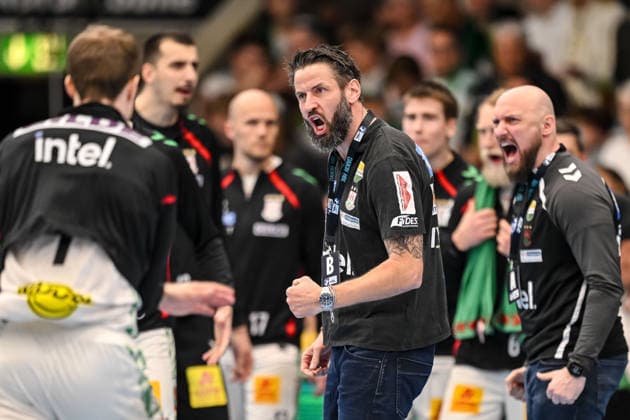 Goeppingen, Deutschland, 05.04.26: Trainer Bennet Wiegert (SC Magdeburg) gestikuliert, gestik waehrend des Daikin Handball Bundesliga Spiels zwischen FRISCH AUF! Goeppingen vs SC Magdeburg in der EWS Arena am 05. April 2026 in Goeppingen, Deutschland. (Foto von Harry Langer DeFodi Images) Goeppingen, Germany, 05.04.26: Trainer Bennet Wiegert (SC Magdeburg) gestures during the Daikin Handball Bundesliga match between FRISCH AUF! Goeppingen vs SC Magdeburg at EWS Arena on April 5, 2026 in Goeppingen, Germany. (Photo by Harry Langer DeFodi Images) (Photo by Harry Langer DeFodi Images) -
