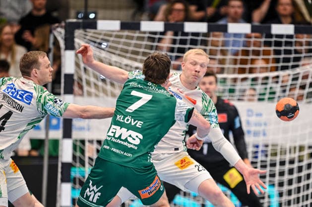 Goeppingen, Deutschland, 05.04.26: Omar Ingi Magnusson (SC Magdeburg), Magnus Saugstrup (SC Magdeburg) und Victor Kloeve (FRISCH AUF! Goeppingen) im Zweikampf waehrend des Daikin Handball Bundesliga Spiels zwischen FRISCH AUF! Goeppingen vs SC Magdeburg in der EWS Arena am 05. April 2026 in Goeppingen, Deutschland. (Foto von Harry Langer DeFodi Images) Goeppingen, Germany, 05.04.26: Omar Ingi Magnusson (SC Magdeburg), Magnus Saugstrup (SC Magdeburg) und Victor Kloeve (FRISCH AUF! Goeppingen) battle for the ball during the Daikin Handball Bundesliga match between FRISCH AUF! Goeppingen vs SC Magdeburg at EWS Arena on April 5, 2026 in Goeppingen, Germany. (Photo by Harry Langer DeFodi Images) (Photo by Harry Langer DeFodi Images) -