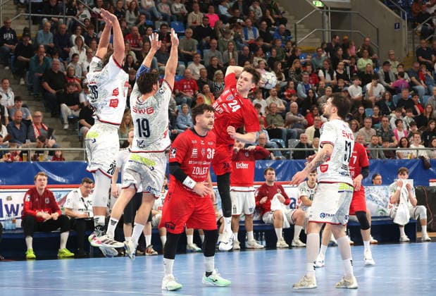 05.04.2026, Deutschland, Bietigheim, Handball 2. Bundesliga, SG BBM Bietigheim vs. TV 05 07 Hüttenberg, v.l. Leif Haack (TVH), Vit Reichl (TVH), Jonathan Fischer (BBM), Maxim Orlov (BBM), Hendrik Schreiber (TVH)