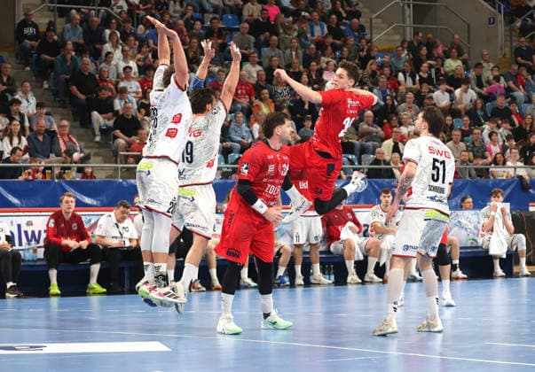 05.04.2026, Deutschland, Bietigheim, Handball 2. Bundesliga, SG BBM Bietigheim vs. TV 05 07 Hüttenberg, v.l. Leif Haack (TVH), Vit Reichl (TVH), Jonathan Fischer (BBM), Maxim Orlov (BBM), Hendrik Schreiber (TVH)