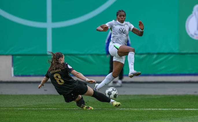 GER, Jena, Carl Zeiss Jena vs Vfl Wolfsburg, DFB-Pokal Frauen, Fussball, DFB, Spielzeit 2025 2026, ad hoc Arena im Ernst-Abbe-Sportfeld, Halbfinale im Bild v.l.: Felicia Sträßer (Carl Zeiss Jena Frauen 8), Lineth Beerensteyn (VfL Wolfsburg Frauen 9) DFB DFL REGULATIONS PROHIBIT ANY USE OF PHOTOGRAPHS AS IMAGE SEQUENCES AND OR QUASI-VIDEO, 05.04.2025 Copyright: HMBxMedia HendrikxHamelau