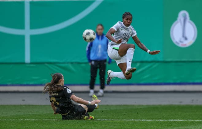 GER, Jena, Carl Zeiss Jena vs Vfl Wolfsburg, DFB-Pokal Frauen, Fussball, DFB, Spielzeit 2025 2026, ad hoc Arena im Ernst-Abbe-Sportfeld, Halbfinale im Bild v.l.: Felicia Sträßer (Carl Zeiss Jena Frauen 8), Lineth Beerensteyn (VfL Wolfsburg Frauen 9) DFB DFL REGULATIONS PROHIBIT ANY USE OF PHOTOGRAPHS AS IMAGE SEQUENCES AND OR QUASI-VIDEO, 05.04.2025 Copyright: HMBxMedia HendrikxHamelau