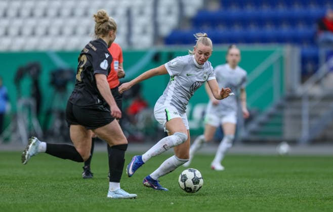 GER, Jena, Carl Zeiss Jena vs Vfl Wolfsburg, DFB-Pokal Frauen, Fussball, DFB, Spielzeit 2025 2026, ad hoc Arena im Ernst-Abbe-Sportfeld, Halbfinale im Bild: Ella Peddemors (VfL Wolfsburg Frauen 5) DFB DFL REGULATIONS PROHIBIT ANY USE OF PHOTOGRAPHS AS IMAGE SEQUENCES AND OR QUASI-VIDEO, 05.04.2025 Copyright: HMBxMedia HendrikxHamelau