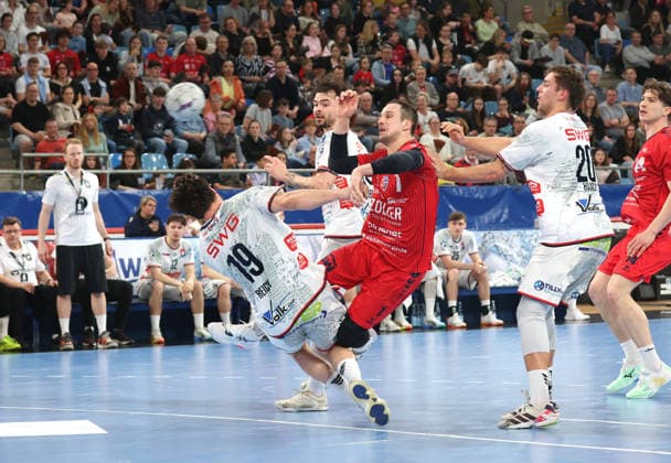 05.04.2026, Deutschland, Bietigheim, Handball 2. Bundesliga, SG BBM Bietigheim vs. TV 05 07 Hüttenberg, v.l. Vit Reichl (TVH), Dominik Claus (BBM), Leif Haack (TVH)