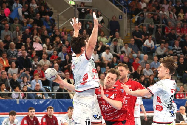 05.04.2026, Deutschland, Bietigheim, Handball 2. Bundesliga, SG BBM Bietigheim vs. TV 05 07 Hüttenberg, v.l. Vit Reichl (TVH), Till Hermann (BBM), Fabian Wiederstein (BBM), Paul Kompenhans (TVH)