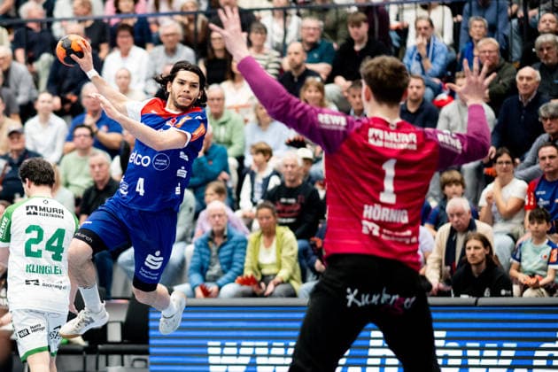 Tim Matthes (HBW Balingen Weilstetten, 04), beim Wurf gegen Dave Hoernig (HC Oppenweiler Backnang, 01, Torwart), HBW Balingen Weilstetten vs. HC Oppenweiler Backnang, Handball, 2. Bundesliga, 26. Spieltag, Saison 2025 2026, 05.04.2026, Eibner-Pressefoto Andreas Ulmer HBW Balingen Weilstetten vs. HC Oppenweiler Backnang, Handball, 2. Bundesliga, 26. Spieltag, Saison 2025 2026, 05.04.2026, Balingen Copyright: xEibner-Pressefoto AndreasxUlmerx EP_AUR