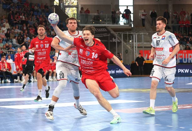 05.04.2026, Deutschland, Bietigheim, Handball 2. Bundesliga, SG BBM Bietigheim vs. TV 05 07 Hüttenberg, v.l. Leif Haack (TVH), Fynn-Luca Nicolaus (BBM), David Kuntscher (TVH)