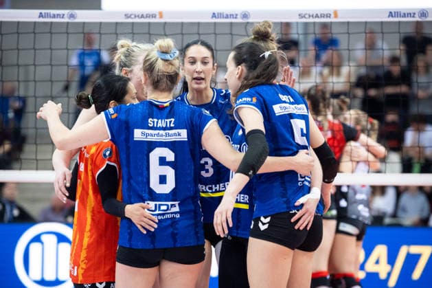 Jasmine Gross (Allianz MTV Stuttgart, 03), Mitte und Team - enttaeuschte Blicke nach viertem Satz zum 2:2 GER, Allianz MTV Stuttgart - Dresdner SC, Volleyball Bundesliga, VBL, Spielzeit 2025 2026, Playoffs Halbfinale, Spiel 1, 05.04.2026 GER, Allianz MTV Stuttgart - Dresdner SC, Volleyball Bundesliga, VBL, Spielzeit 2025 2026, Playoffs Halbfinale, Spiel 1, 05.04.2026 Stuttgart Copyright: xSandyxDinkelackerx EP_SDR