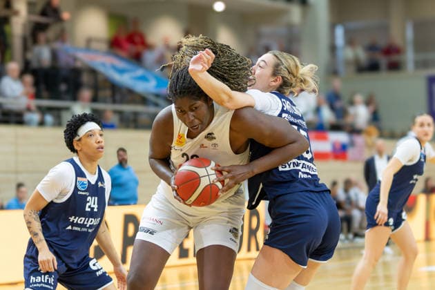 Liz Smith (Lions, 24), Serena Manala (Luchse, 20), Sona Svetlikova (Lions, 15), Syntainics MBC vs. TK Hannover Luchse, Frauen, Basketball, 1. Bundesliga, DBBL, Playoffs - 2 3, Saison 2025 26, 05.04.2026. Halle SWH Arena Sachsen-Anhalt Deutschland