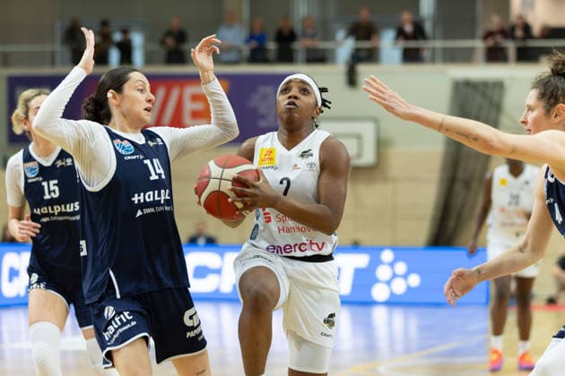 Katelyn Shumate (Lions, 14), Lashae Dwyer (Luchse, 2), Romy Bär (Lions, 46), Syntainics MBC vs. TK Hannover Luchse, Frauen, Basketball, 1. Bundesliga, DBBL, Playoffs - 2 3, Saison 2025 26, 05.04.2026. Halle SWH Arena Sachsen-Anhalt Deutschland