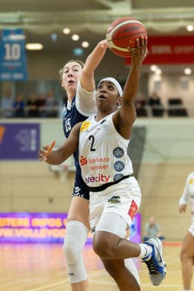 Sona Svetlikova (Lions, 15), Lashae Dwyer (Luchse, 2), Syntainics MBC vs. TK Hannover Luchse, Frauen, Basketball, 1. Bundesliga, DBBL, Playoffs - 2 3, Saison 2025 26, 05.04.2026. Halle SWH Arena Sachsen-Anhalt Deutschland