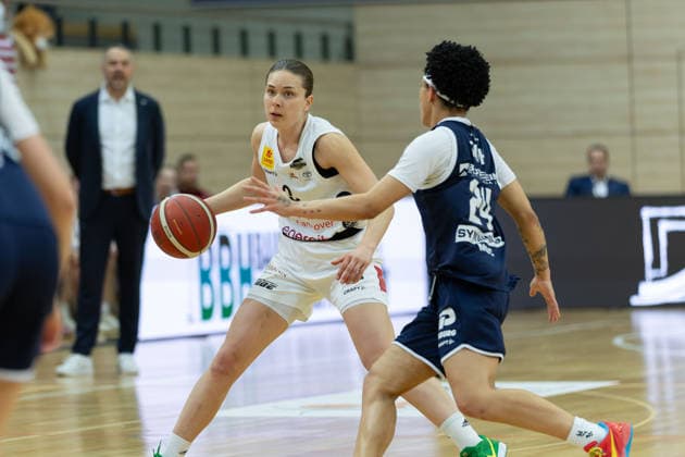 Lovisa Hjern (Luchse, 3), Liz Smith (Lions, 24), Syntainics MBC vs. TK Hannover Luchse, Frauen, Basketball, 1. Bundesliga, DBBL, Playoffs - 2 3, Saison 2025 26, 05.04.2026. Halle SWH Arena Sachsen-Anhalt Deutschland