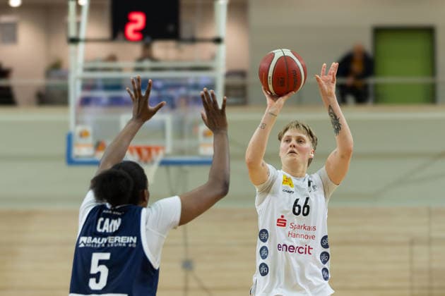 Khalis Cain (Lions, 5), Leonie Kambach (Luchse, 66), Syntainics MBC vs. TK Hannover Luchse, Frauen, Basketball, 1. Bundesliga, DBBL, Playoffs - 2 3, Saison 2025 26, 05.04.2026. Halle SWH Arena Sachsen-Anhalt Deutschland