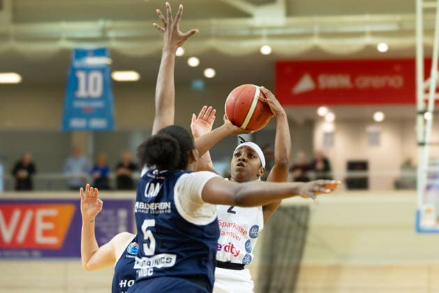 Khalis Cain (Lions, 5), Lashae Dwyer (Luchse, 2), Syntainics MBC vs. TK Hannover Luchse, Frauen, Basketball, 1. Bundesliga, DBBL, Playoffs - 2 3, Saison 2025 26, 05.04.2026. Halle SWH Arena Sachsen-Anhalt Deutschland