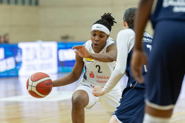 Lashae Dwyer (Luchse, 2), Katelyn Shumate (Lions, 14), Syntainics MBC vs. TK Hannover Luchse, Frauen, Basketball, 1. Bundesliga, DBBL, Playoffs - 2 3, Saison 2025 26, 05.04.2026. Halle SWH Arena Sachsen-Anhalt Deutschland
