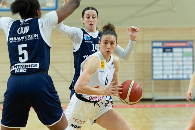 Khalis Cain (Lions, 5), Marie Reichert (Luchse, 6), Katelyn Shumate (Lions, 14), Syntainics MBC vs. TK Hannover Luchse, Frauen, Basketball, 1. Bundesliga, DBBL, Playoffs - 2 3, Saison 2025 26, 05.04.2026. Halle SWH Arena Sachsen-Anhalt Deutschland