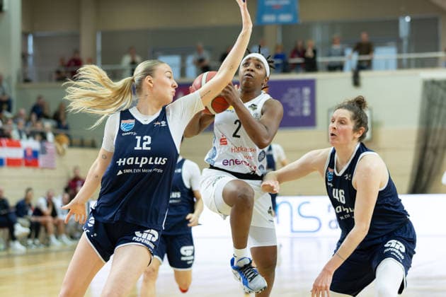 Anna Alborova (Lions, 12), Lashae Dwyer (Luchse, 2), Romy Bär (Lions, 46), Syntainics MBC vs. TK Hannover Luchse, Frauen, Basketball, 1. Bundesliga, DBBL, Playoffs - 2 3, Saison 2025 26, 05.04.2026. Halle SWH Arena Sachsen-Anhalt Deutschland
