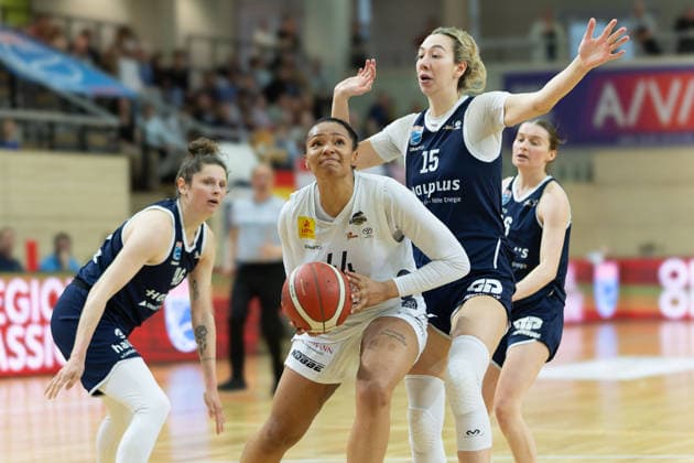 Romy Bär (Lions, 46), Alyssa Brown (Luchse, 44), Sona Svetlikova (Lions, 15), Nicole Brochlitz (Lions, 6), Syntainics MBC vs. TK Hannover Luchse, Frauen, Basketball, 1. Bundesliga, DBBL, Playoffs - 2 3, Saison 2025 26, 05.04.2026. Halle SWH Arena Sachsen-Anhalt Deutschland