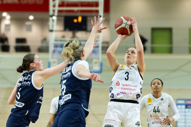 Nicole Brochlitz (Lions, 6), Sona Svetlikova (Lions, 15), Lovisa Hjern (Luchse, 3), Syntainics MBC vs. TK Hannover Luchse, Frauen, Basketball, 1. Bundesliga, DBBL, Playoffs - 2 3, Saison 2025 26, 05.04.2026. Halle SWH Arena Sachsen-Anhalt Deutschland