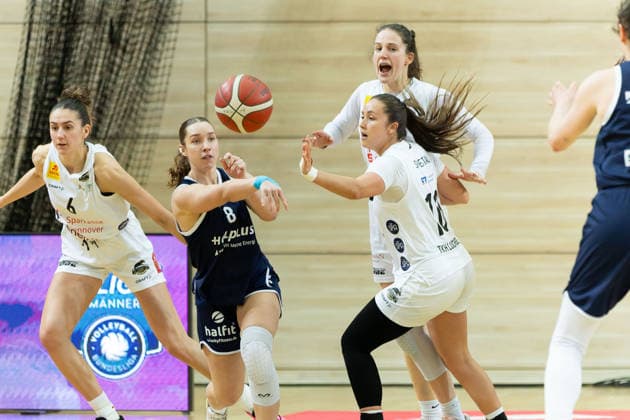 <zkh6<, Anna Suckstorff (Lions, 8), Rowie Jongeling (Luchse, 12), Hannah Simental (Luchse, 10), Syntainics MBC vs. TK Hannover Luchse, Frauen, Basketball, 1. Bundesliga, DBBL, Playoffs - 2 3, Saison 2025 26, 05.04.2026. Halle SWH Arena Sachsen-Anhalt Deutschland
