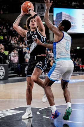 Deutschland: easyCredit BBL, Hauptrunde 2025 26, 28. Spieltag Veolia Towers Hamburg vs Frankfurt Skyliners Inselpark Arena (Hamburg): Zacharie Perrin (Veolia Towers Hamburg, 52), unter dem Korb, William Christmas (Frankfurt Skyliners, 8) Copyright: xStefanxTrochax