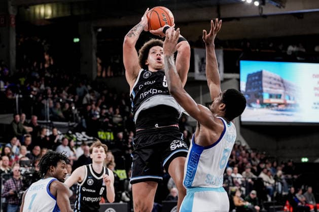 Deutschland: easyCredit BBL, Hauptrunde 2025 26, 28. Spieltag Veolia Towers Hamburg vs Frankfurt Skyliners Inselpark Arena (Hamburg): Zacharie Perrin (Veolia Towers Hamburg, 52), unter dem Korb, William Christmas (Frankfurt Skyliners, 8) Copyright: xStefanxTrochax