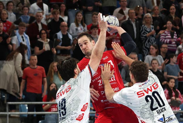 05.04.2026, Deutschland, Bietigheim, Handball 2. Bundesliga, SG BBM Bietigheim vs. TV 05 07 Hüttenberg, v.l. Vit Reichl (TVH), Dominik Claus (BBM), Leif Haack (TVH)