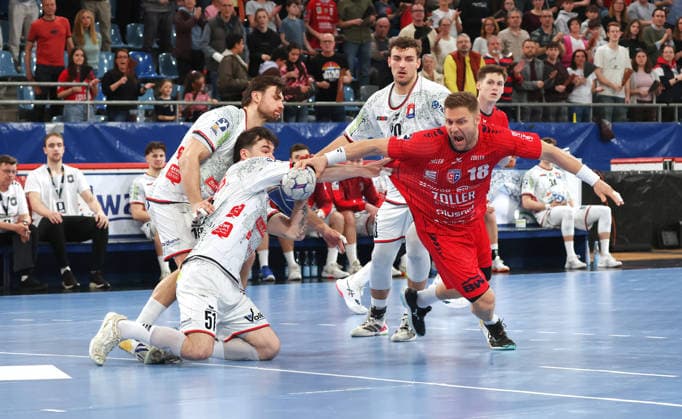 05.04.2026, Deutschland, Bietigheim, Handball 2. Bundesliga, SG BBM Bietigheim vs. TV 05 07 Hüttenberg, v.l. Hendrik Schreiber (TV), Fabian Wiederstein (BBM), David Kuntscher (TV)