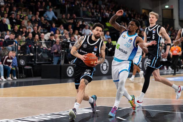 Devon Daniels (Veolia Towers Hamburg, 21) im Dribbling, Desmond Watson (SKYLINERS Frankfurt, 20), GER, Veolia Towers Hamburg vs SKYLINERS Frankfurt, Basketball, Bundesliga, Spieltag 28, Saison 2025 2026, 05.04.2026 GER, Veolia Towers Hamburg vs SKYLINERS Frankfurt, Basketball, Bundesliga, Spieltag 28, Saison 2025 2026, 05.04.2026 Hamburg Copyright: xEibner-Pressefoto MaxxVincenx EP_MVN
