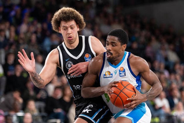 William Christmas (SKYLINERS Frankfurt, 08) im Dribbling, Zacharie Perrin (Veolia Towers Hamburg, 52), GER, Veolia Towers Hamburg vs SKYLINERS Frankfurt, Basketball, Bundesliga, Spieltag 28, Saison 2025 2026, 05.04.2026 GER, Veolia Towers Hamburg vs SKYLINERS Frankfurt, Basketball, Bundesliga, Spieltag 28, Saison 2025 2026, 05.04.2026 Hamburg Copyright: xEibner-Pressefoto MaxxVincenx EP_MVN