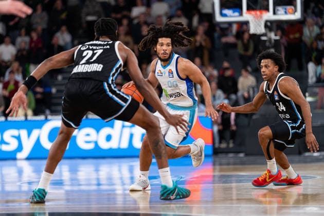Tiger Campbell (SKYLINERS Frankfurt, 00) im Dribbling gegen Ross Williams (Veolia Towers Hamburg, 34) und Karl Gamble (Veolia Towers Hamburg, 27), GER, Veolia Towers Hamburg vs SKYLINERS Frankfurt, Basketball, Bundesliga, Spieltag 28, Saison 2025 2026, 05.04.2026 GER, Veolia Towers Hamburg vs SKYLINERS Frankfurt, Basketball, Bundesliga, Spieltag 28, Saison 2025 2026, 05.04.2026 Hamburg Copyright: xEibner-Pressefoto MaxxVincenx EP_MVN
