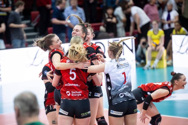 Team des Dresdner SC freut sich, Jubel, Freude, Freudenschrei GER, Allianz MTV Stuttgart - Dresdner SC, Volleyball Bundesliga, VBL, Spielzeit 2025 2026, Playoffs Halbfinale, Spiel 1, 05.04.2026 GER, Allianz MTV Stuttgart - Dresdner SC, Volleyball Bundesliga, VBL, Spielzeit 2025 2026, Playoffs Halbfinale, Spiel 1, 05.04.2026 Stuttgart Copyright: xSandyxDinkelackerx EP_SDR