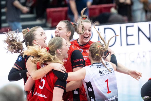 Team des Dresdner SC freut sich nach Auswaertssieg, Jubel, Freude GER, Allianz MTV Stuttgart - Dresdner SC, Volleyball Bundesliga, VBL, Spielzeit 2025 2026, Playoffs Halbfinale, Spiel 1, 05.04.2026 GER, Allianz MTV Stuttgart - Dresdner SC, Volleyball Bundesliga, VBL, Spielzeit 2025 2026, Playoffs Halbfinale, Spiel 1, 05.04.2026 Stuttgart Copyright: xSandyxDinkelackerx EP_SDR