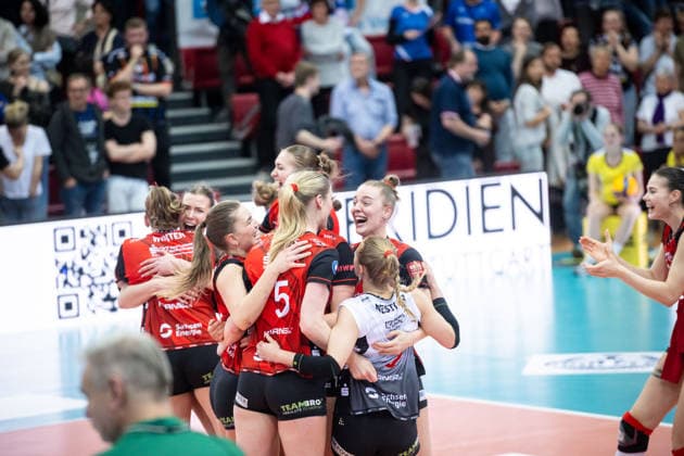 Team des Dresdner SC freut sich nach Auswaertssieg, Jubel, Freude GER, Allianz MTV Stuttgart - Dresdner SC, Volleyball Bundesliga, VBL, Spielzeit 2025 2026, Playoffs Halbfinale, Spiel 1, 05.04.2026 GER, Allianz MTV Stuttgart - Dresdner SC, Volleyball Bundesliga, VBL, Spielzeit 2025 2026, Playoffs Halbfinale, Spiel 1, 05.04.2026 Stuttgart Copyright: xSandyxDinkelackerx EP_SDR