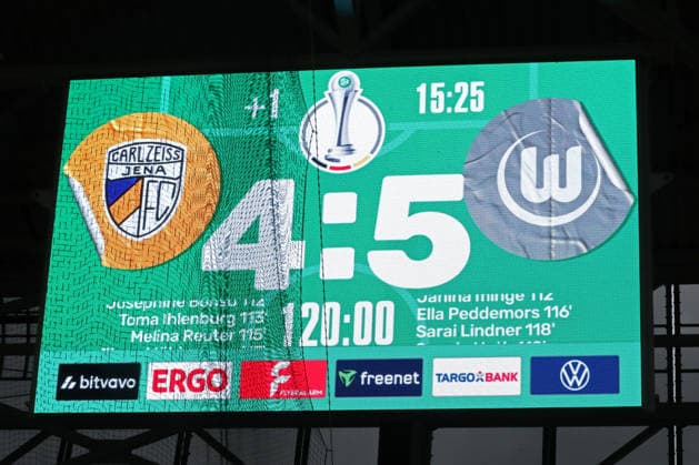 DFB-Pokal Frauen: FC Carl Zeiss Jena - VfL Wolfsburg; 05.04.26 Der Endstand nach Elfmeter-Schießen auf der Videowand, Anzeigetafel. Fußball, DFB-Pokal Frauen, Halbfinale: FC Carl Zeiss Jena vs. VfL Wolfsburg am 05.04.26 im Ernst-Abbe-Sportfeld ad hoc arena, Jena. DFL REGULATIONS PROHIBIT ANY USE OF PHOTOGRAPHS AS IMAGE SEQUENCES AND OR QUASI-VIDEO. Copyright: xBEAUTIFULxSPORTS JanxKaeferx