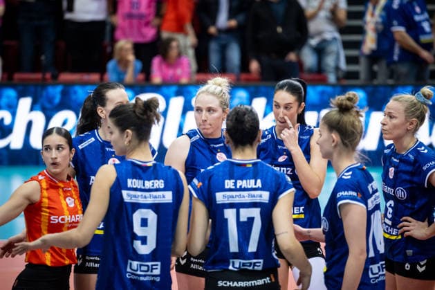 Eleanor Holthaus (Allianz MTV Stuttgart, 08), Mitte und Team - sichtlich enttaeuscht nach Heimniederlage GER, Allianz MTV Stuttgart - Dresdner SC, Volleyball Bundesliga, VBL, Spielzeit 2025 2026, Playoffs Halbfinale, Spiel 1, 05.04.2026 GER, Allianz MTV Stuttgart - Dresdner SC, Volleyball Bundesliga, VBL, Spielzeit 2025 2026, Playoffs Halbfinale, Spiel 1, 05.04.2026 Stuttgart Copyright: xSandyxDinkelackerx EP_SDR