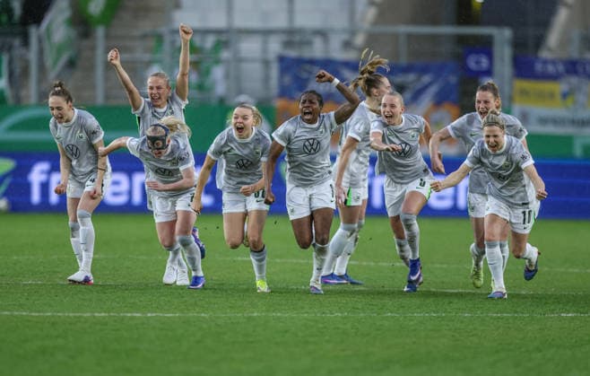 Sport Bilder des Tages GER, Jena, Carl Zeiss Jena vs Vfl Wolfsburg, DFB-Pokal Frauen, Fussball, DFB, Spielzeit 2025 2026, ad hoc Arena im Ernst-Abbe-Sportfeld, Halbfinale im Bild: Vfl Wolfsburg besiegt Jena nach Toren im Elfmeterschießen durch Smilla Vallotto (VfL Wolfsburg Frauen 14), Freude, Emotionen nach dem Sieg DFB DFL REGULATIONS PROHIBIT ANY USE OF PHOTOGRAPHS AS IMAGE SEQUENCES AND OR QUASI-VIDEO, 05.04.2025 *** GER, Jena, Carl Zeiss Jena vs Vfl Wolfsburg, DFB Cup Women, Football, DFB, 2025 2026 season, ad hoc Arena at Ernst Abbe Sportfeld, Semi-final in picture Vfl Wolfsburg defeats Jena after goals in penalty shootout by Smilla Vallotto VfL Wolfsburg Women 14 , joy, emotions after the victory DFB DFL REGULATIONS PROHIBIT ANY USE OF PHOTOGRAPHS AS IMAGE SEQUENCES AND OR QUASI VIDEO, 05 04 2025 Copyright: HMBxMedia HendrikxHamelau