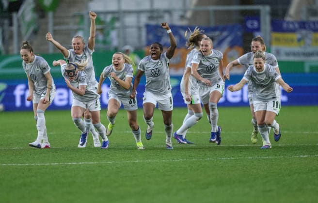 GER, Jena, Carl Zeiss Jena vs Vfl Wolfsburg, DFB-Pokal Frauen, Fussball, DFB, Spielzeit 2025 2026, ad hoc Arena im Ernst-Abbe-Sportfeld, Halbfinale im Bild v.l.: DFB DFL REGULATIONS PROHIBIT ANY USE OF PHOTOGRAPHS AS IMAGE SEQUENCES AND OR QUASI-VIDEO, 05.04.2025 Copyright: HMBxMedia HendrikxHamelau