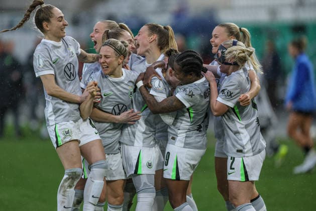 GER, Jena, Carl Zeiss Jena vs Vfl Wolfsburg, DFB-Pokal Frauen, Fussball, DFB, Spielzeit 2025 2026, ad hoc Arena im Ernst-Abbe-Sportfeld, Halbfinale im Bild: Vfl Wolfsburg besiegt Jena nach Toren im Elfmeterschießen durch Smilla Vallotto (VfL Wolfsburg Frauen 14), Freude, Emotionen nach dem Sieg DFB DFL REGULATIONS PROHIBIT ANY USE OF PHOTOGRAPHS AS IMAGE SEQUENCES AND OR QUASI-VIDEO, 05.04.2025 Copyright: HMBxMedia HendrikxHamelau