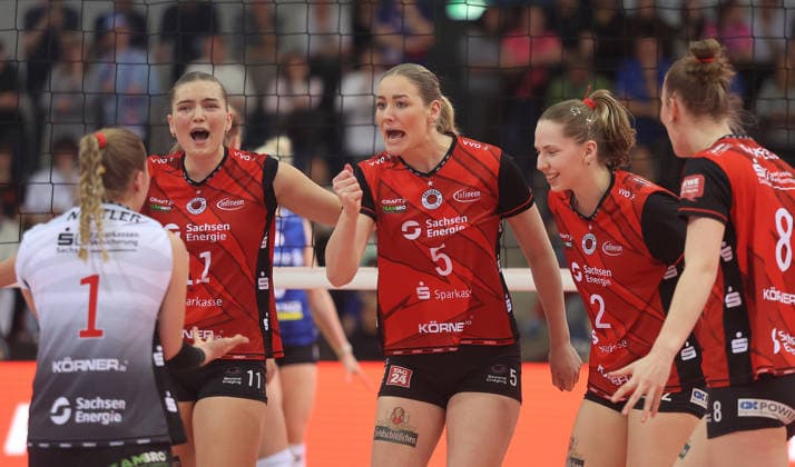 Stuttgart , Bundesliga Volleyball PlayOffs Halbfinale Spiel 1 , Allianz MTV Stuttgart vs. Dresdner SC , Jubel Dresden , von links: Amanda Siksna Rosa Entius Larissa Winter