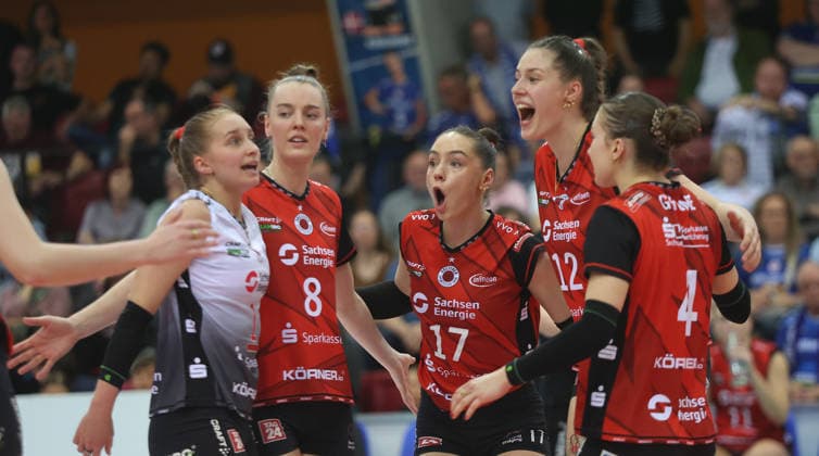 Stuttgart , Bundesliga Volleyball PlayOffs Halbfinale Spiel 1 , Allianz MTV Stuttgart vs. Dresdner SC , Jubel Dresden , von links: Patricia Nestler Jette Kuipers Lorena Lorber Fijok Marleen Pfeffer Emma Grome