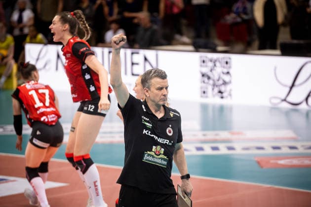 Alexander Waibl (Trainer Dresdner SC) - Siegerfaust - Jubel, Freude nach Auswaertssieg gegen Stuttgart GER, Allianz MTV Stuttgart - Dresdner SC, Volleyball Bundesliga, VBL, Spielzeit 2025 2026, Playoffs Halbfinale, Spiel 1, 05.04.2026 GER, Allianz MTV Stuttgart - Dresdner SC, Volleyball Bundesliga, VBL, Spielzeit 2025 2026, Playoffs Halbfinale, Spiel 1, 05.04.2026 Stuttgart Copyright: xSandyxDinkelackerx EP_SDR