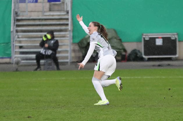 DFB-Pokal Frauen: FC Carl Zeiss Jena - VfL Wolfsburg; 05.04.26 Smilla Vallotto (14, VfL Wolfsburg) bejubelt ihren entscheidend verwandelden Elfmeter im Elfmeterschießen. Fußball, DFB-Pokal Frauen, Halbfinale: FC Carl Zeiss Jena vs. VfL Wolfsburg am 05.04.26 im Ernst-Abbe-Sportfeld ad hoc arena, Jena. DFL REGULATIONS PROHIBIT ANY USE OF PHOTOGRAPHS AS IMAGE SEQUENCES AND OR QUASI-VIDEO. Copyright: xBEAUTIFULxSPORTS JanxKaeferx
