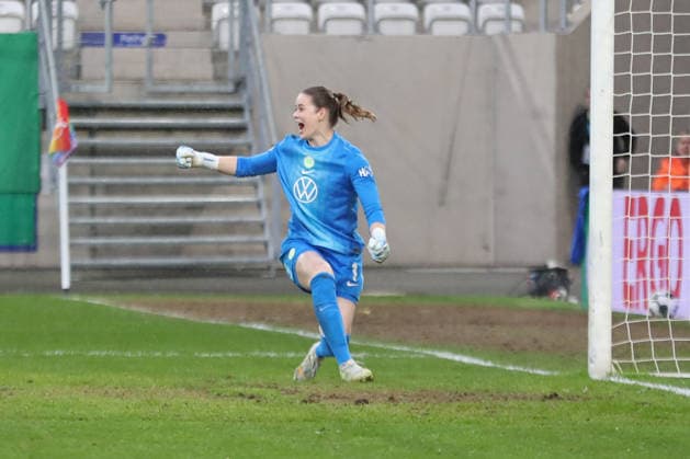 DFB-Pokal Frauen: FC Carl Zeiss Jena - VfL Wolfsburg; 05.04.26 Torwart Stina Johannes (1, VfL Wolfsburg) bejubelt ihren gehaltenen Elfmeter. Fußball, DFB-Pokal Frauen, Halbfinale: FC Carl Zeiss Jena vs. VfL Wolfsburg am 05.04.26 im Ernst-Abbe-Sportfeld ad hoc arena, Jena. DFL REGULATIONS PROHIBIT ANY USE OF PHOTOGRAPHS AS IMAGE SEQUENCES AND OR QUASI-VIDEO. Copyright: xBEAUTIFULxSPORTS JanxKaeferx